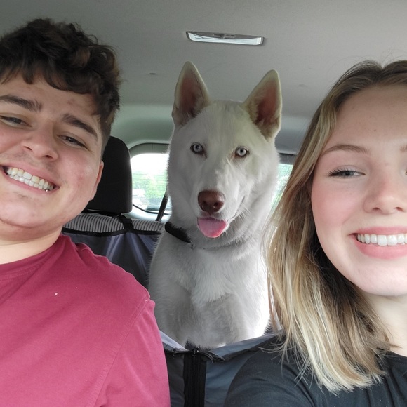 Meet your Posher, Julianna! - Picture 2 of 4